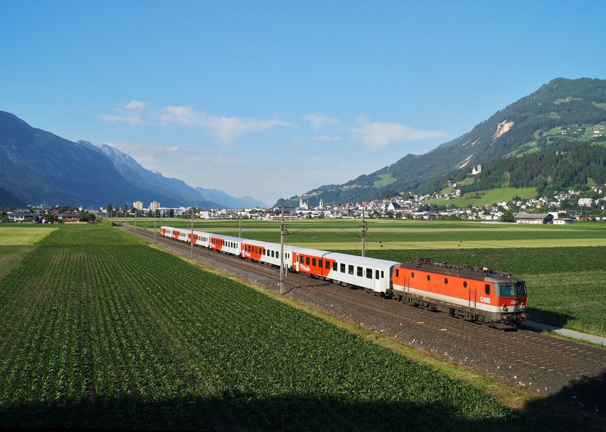 1144 084-1 war am 24.06.2020 für die Führung des REX 5317 (Innsbruck Hbf - Kufstein) zuständig, der die letzte verbliebene abendliche Pendlerleistung mit City-Shuttle-Wagen auf der Unterinntalbahn bildet. Bei Schwaz konnte der klassische Nahverkehrszug im Abendlicht abgelichtet werden.