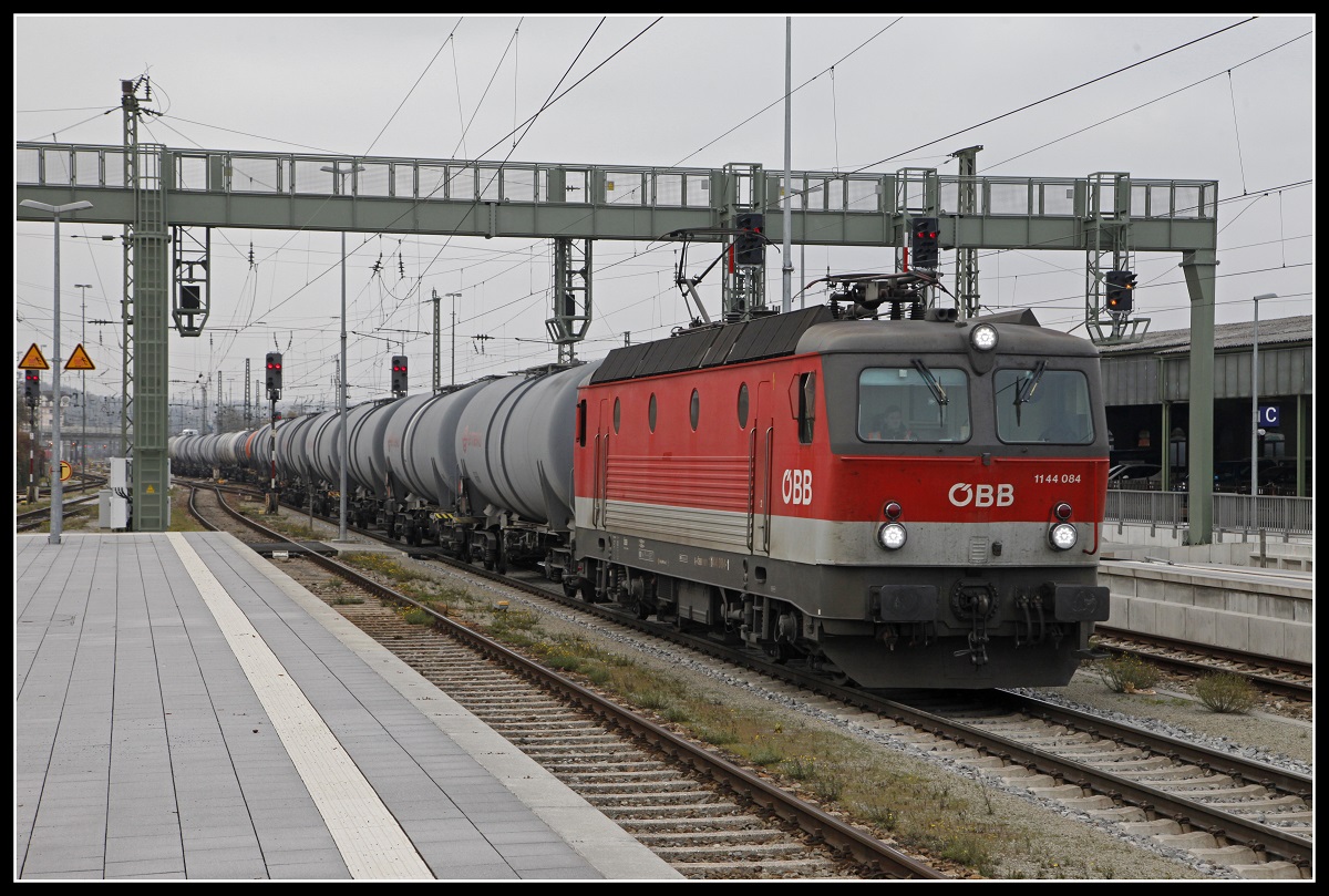1144 084 fährt am 28.11.2018 mit einem Güterzug durch Passau Hbf.