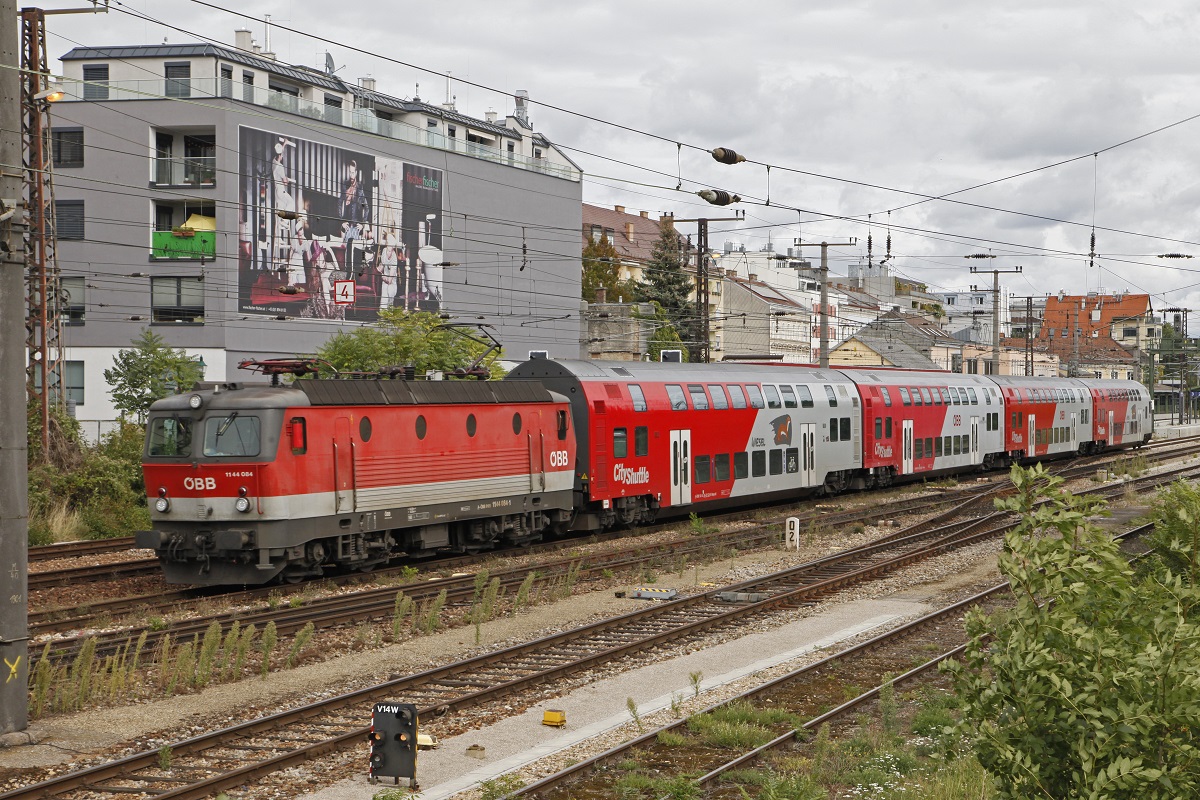 1144 084 mit REX in Wien Penzing am 3.09.2017.