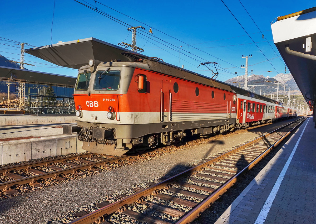 1144 085-8 bei der Ankunft mit der S1 4853 (Lienz - Spittal-Millstättersee) im Bahnhof Spittal-Millstättersee.
Aufgenommen am 29.12.2016.