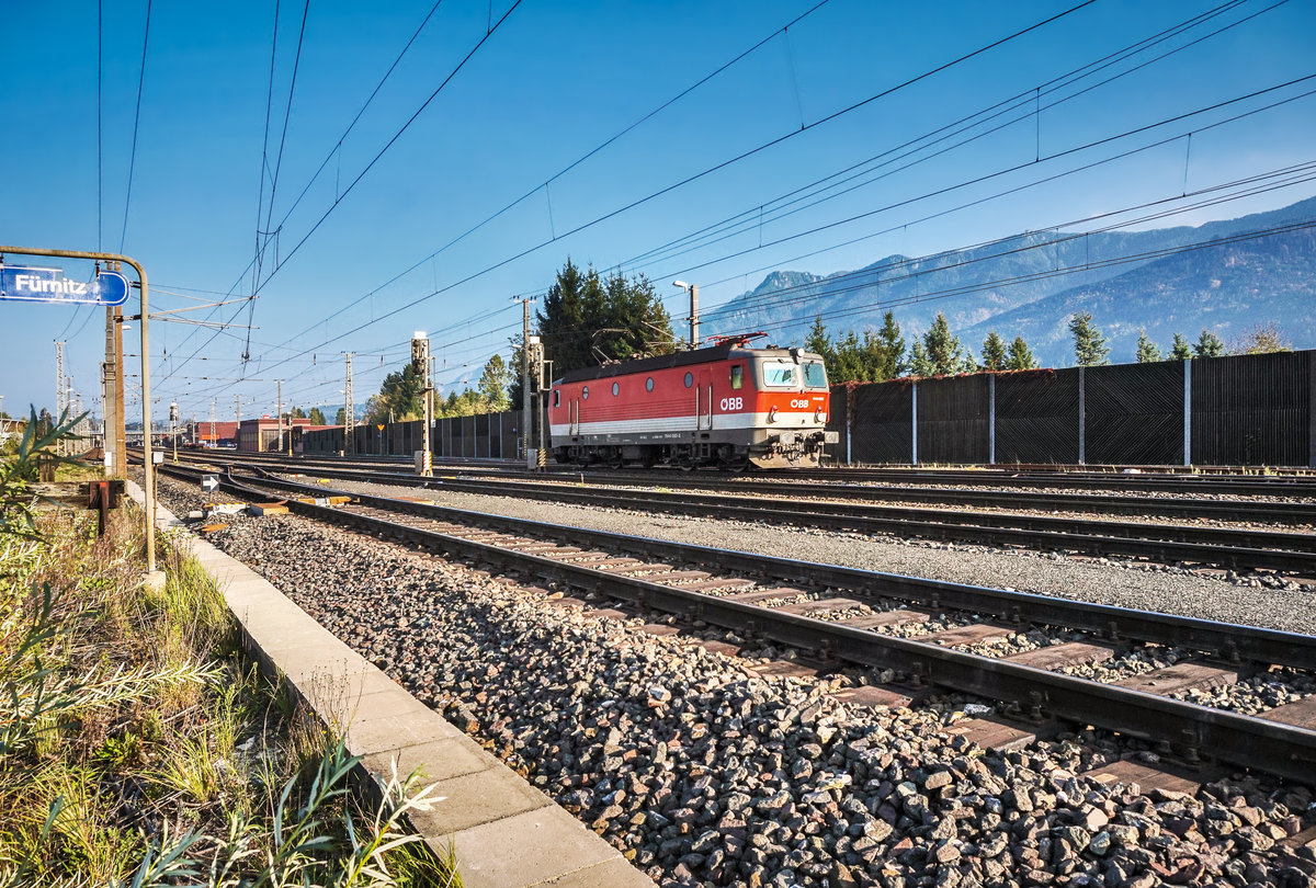 1144 085-8 durchfährt am 5.10.2017 den Bahnhof Fürnitz.