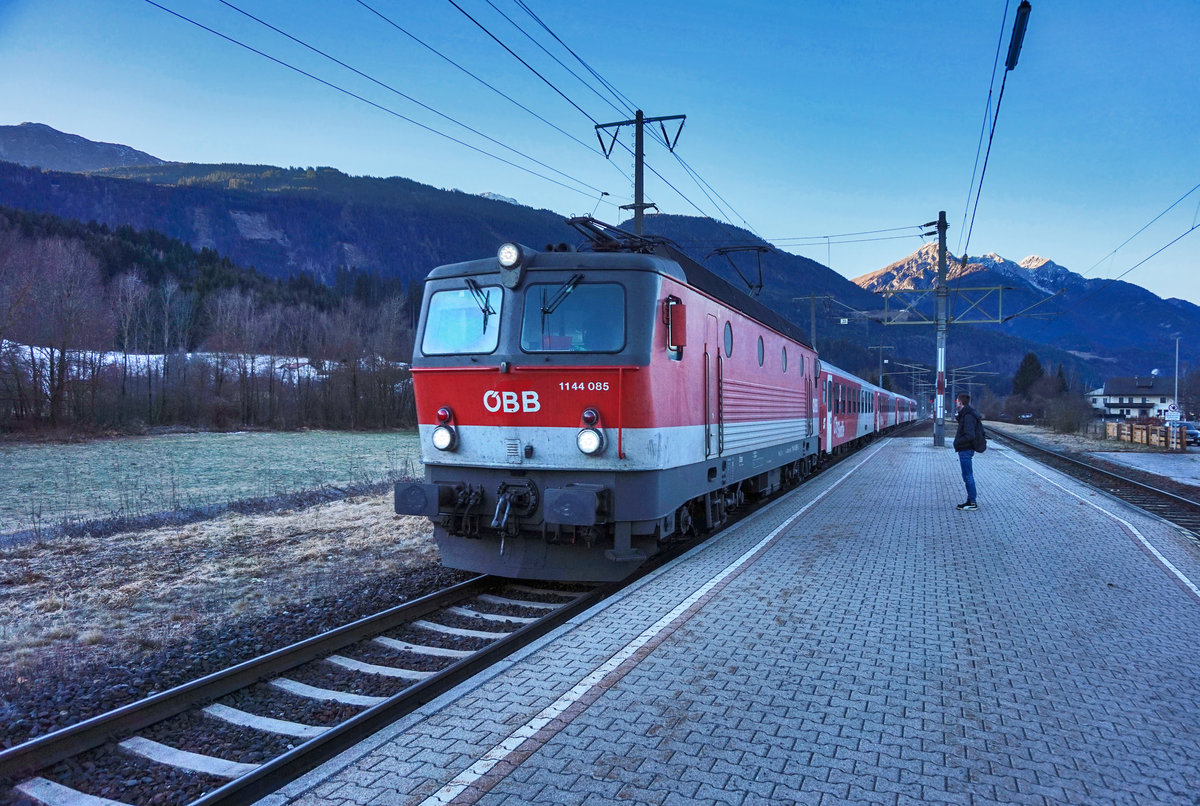 1144 085-8 fährt mit der S1 4853 (Lienz - Spittal-Millstättersee) in den Bahnhof Greifenburg-Weißensee ein.
Aufgenommen am 29.12.2016.