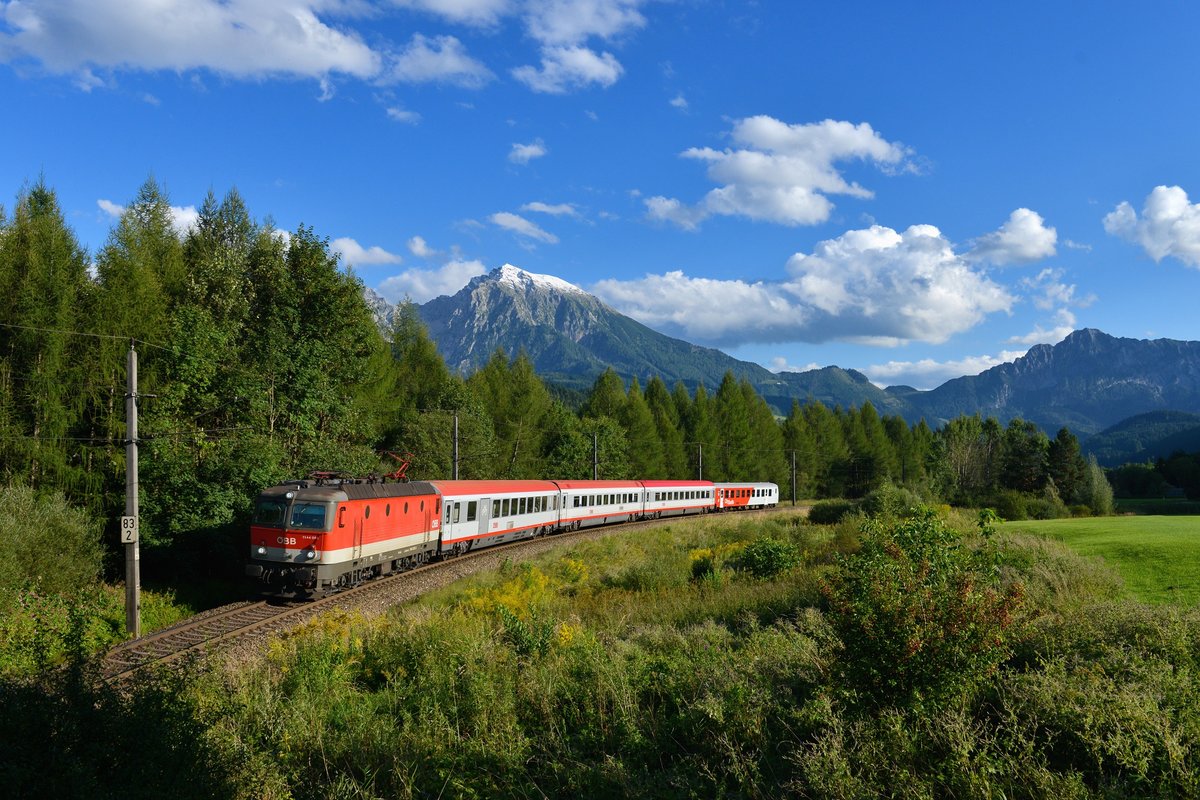 1144 085 mit einem IC am 04.09.2017 bei Windischgarsten.