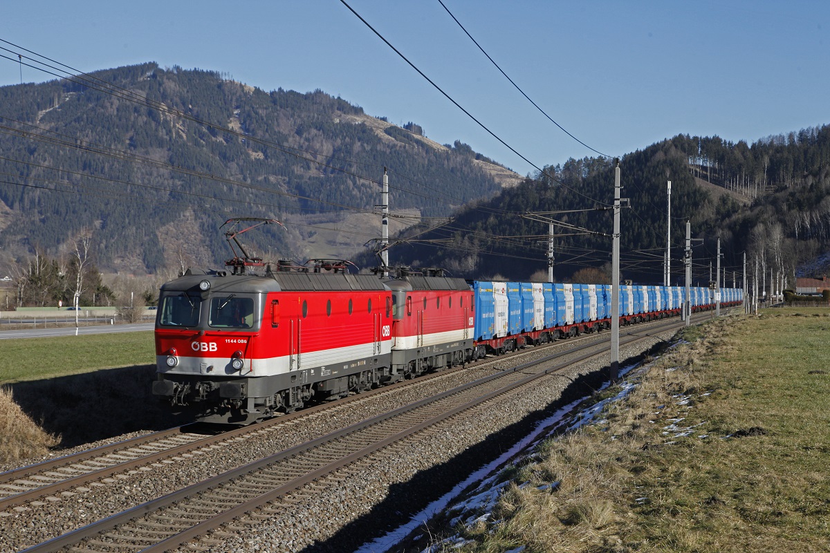 1144 086 + 1144... mit Güterzug bei Niklasdorf am 29.01.2018.