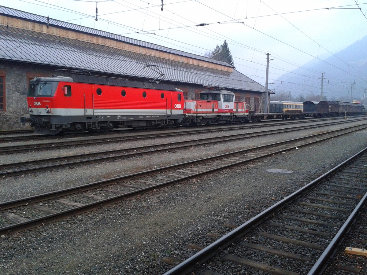 1144 086-6 und 1163 015-9 mit einem Güterzug am 16.3.2015 im Bahnhof Lienz.