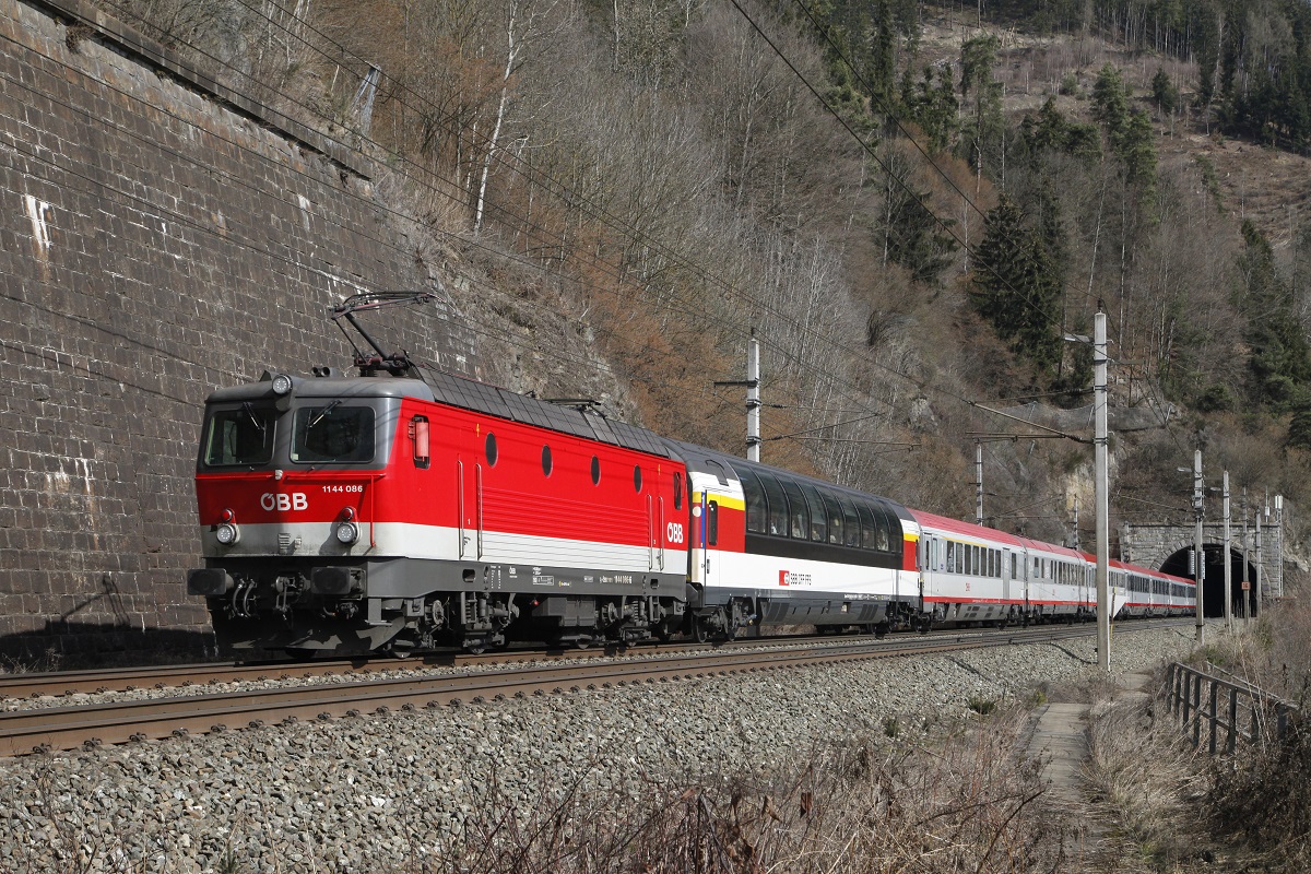 1144 086 mit EC164 (Graz - Zürich) beim Galgenbergtunnel bei St.Michael am 14.03.2016.