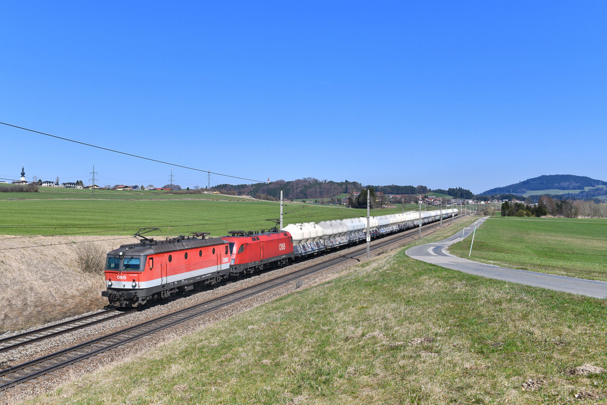 1144 087 + 1116 266 mit einem Güterzug am 08.04.2018 bei Weng. 