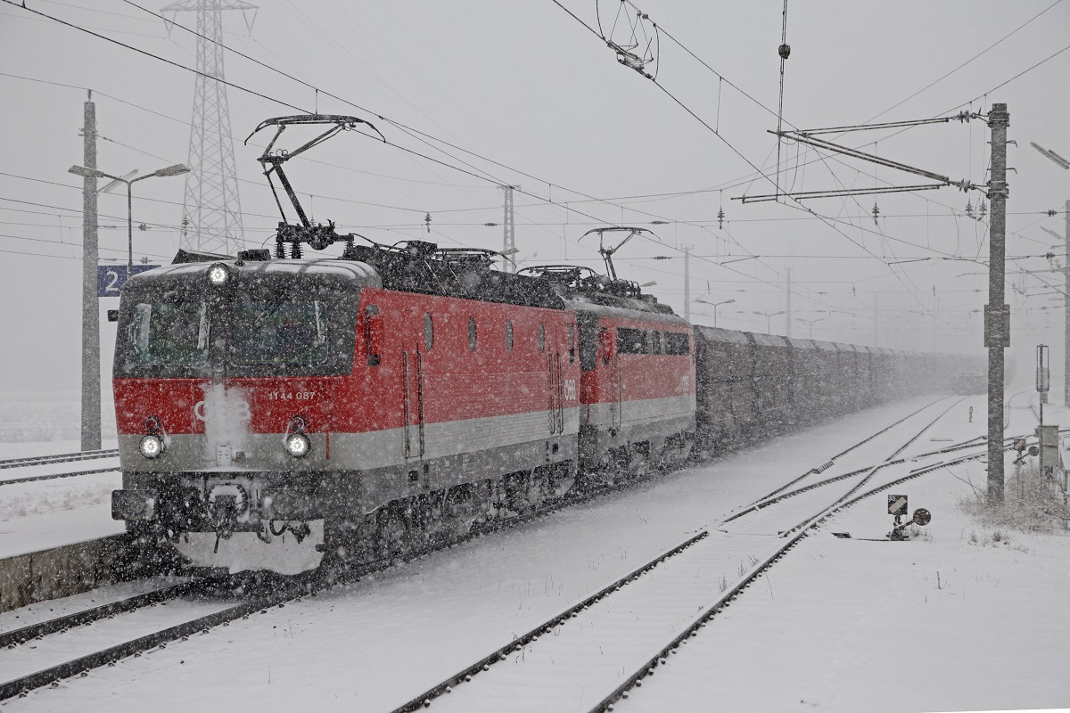 1144 087+1142.... fahren am 30.01.2015 bei dichtem Schneefall mit Güterzug 47407 durch den Bahnhof Mixnitz-Bärenschützklamm.