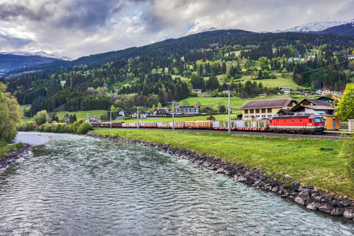 1144 088-2 durchfährt mit einem Mischer die Haltestelle Berg im Drautal.
Aufgenommen am 2.5.2017.