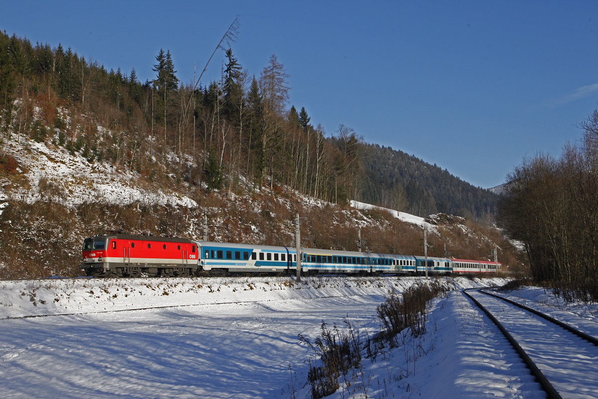 1144 088 mit EC151 bei Hönigsberg am 6.12.2017.