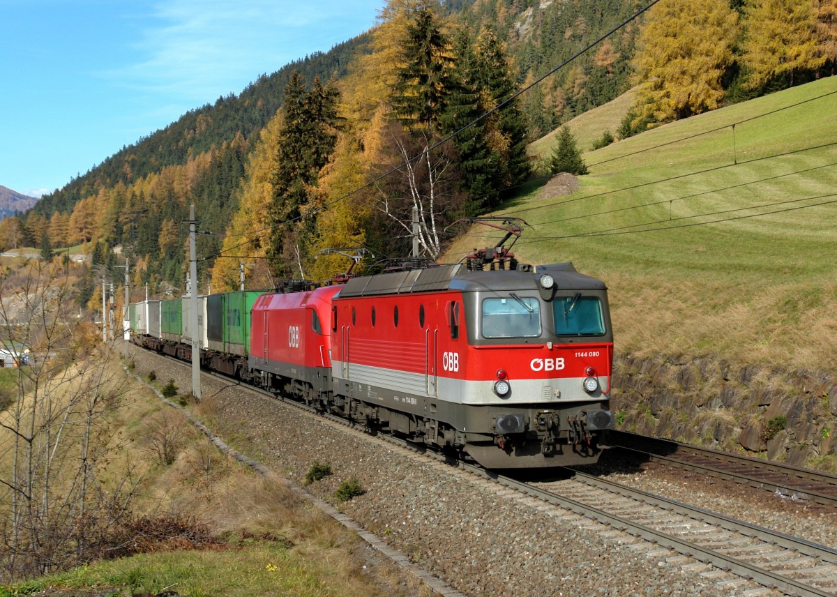 1144 090 + 1016 0xx mit einem Hangartner-KLV am 03.11.2011 bei Wolf am Brenner.