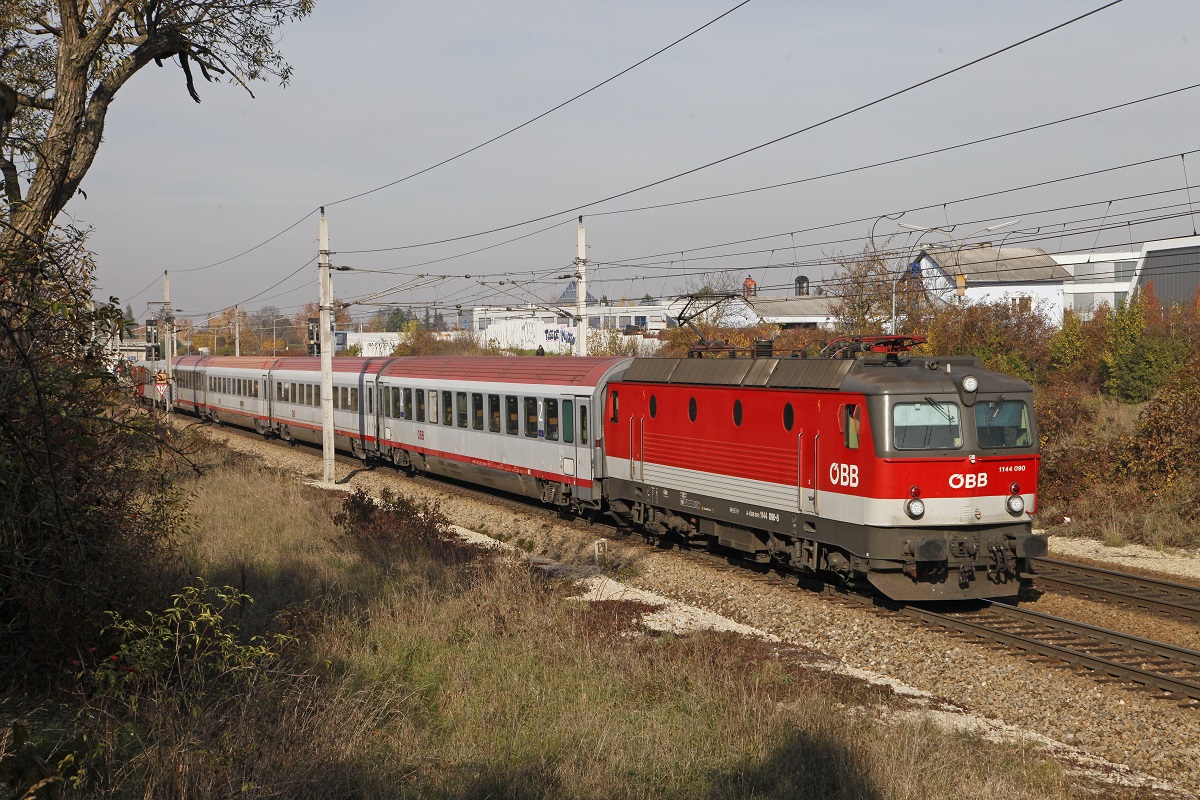 1144 090 mit Reisezug in Perchtolsdorf am 6.November.2015.
