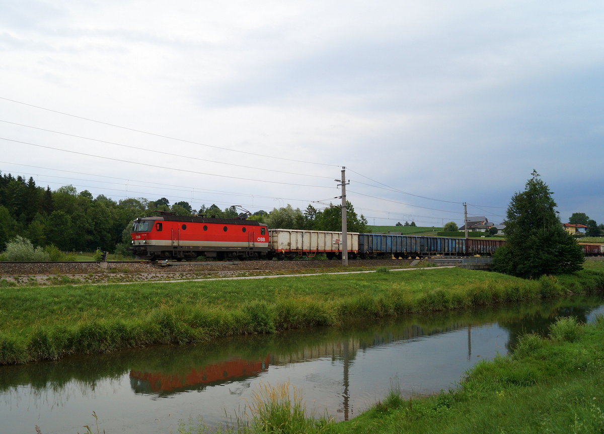 1144 090 zieht einen Güterzug bei Wartberg an der Krems in Richtung Linz, 08.07.2019.