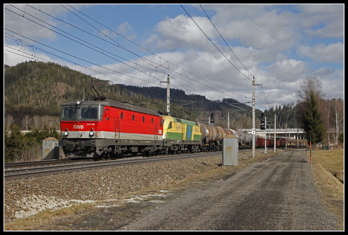 1144 091 + 470 502 mit Güterzug bei Kindberg am 27.02.2020.