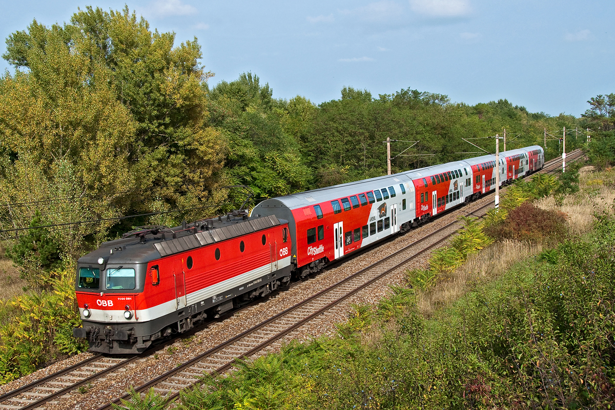 1144 091 fhrt mit R 2345 in Richtung Deutsch Wagram. Die Aufnahme entstand am 25.09.2013 bei Strasshof.