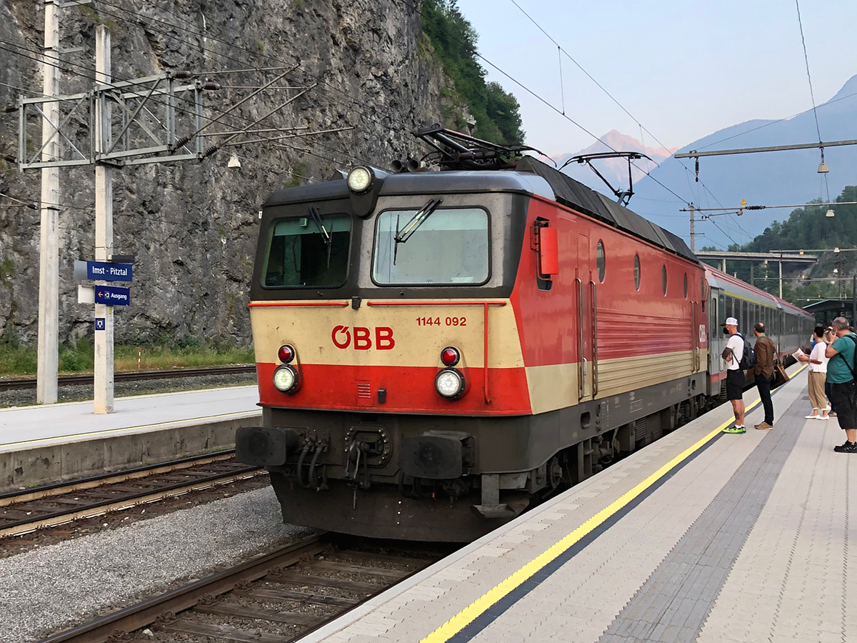 1144 092-4  Schachbrett  mit REX 5361 nach Innsbruck Hbf. Aufgenommen am frühen Morgen des  22.07.2021 in Imst-Pitztal