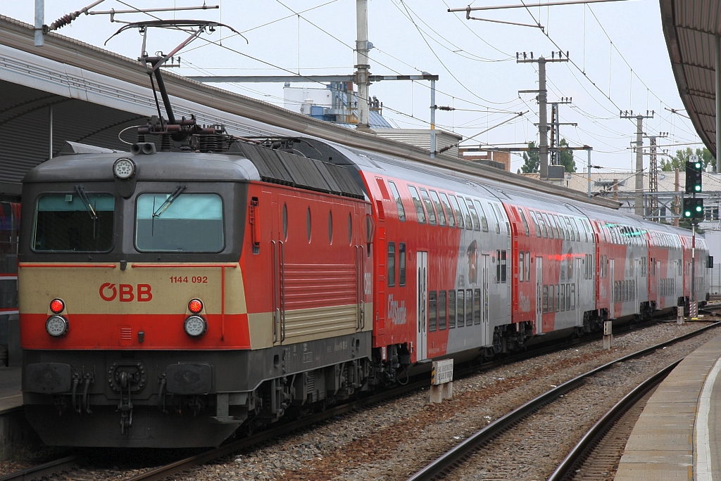 1144 092-4 verlässt am 31.August 2018 mit dem R 2328 (Wiener Neustadt - Bernhardsthal) den Bahnhof Floridsdorf.