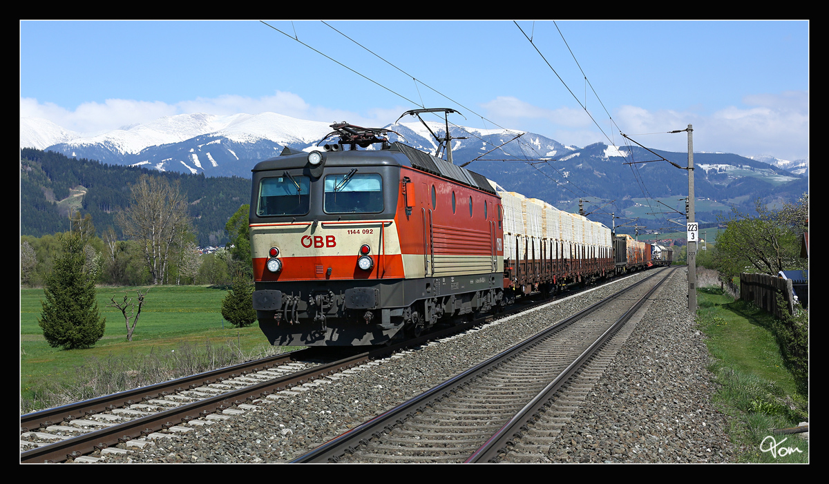 1144 092 fährt mit dem Güterzug 54507 durch das Murtal. 
St.Margarethen 21_04_2017