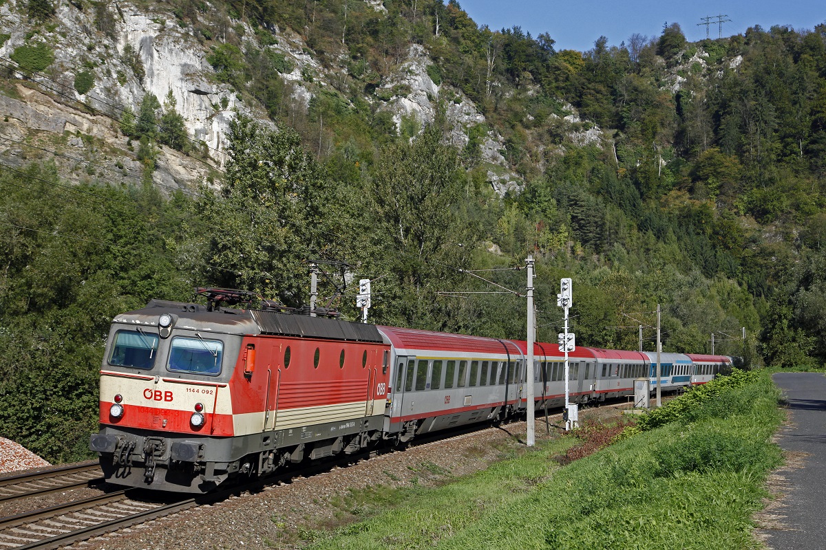 1144 092 hat 2.10.2013 mit EC151 soeben das Einfahrsignal von Peggau-Deutschfeistritz passiert.