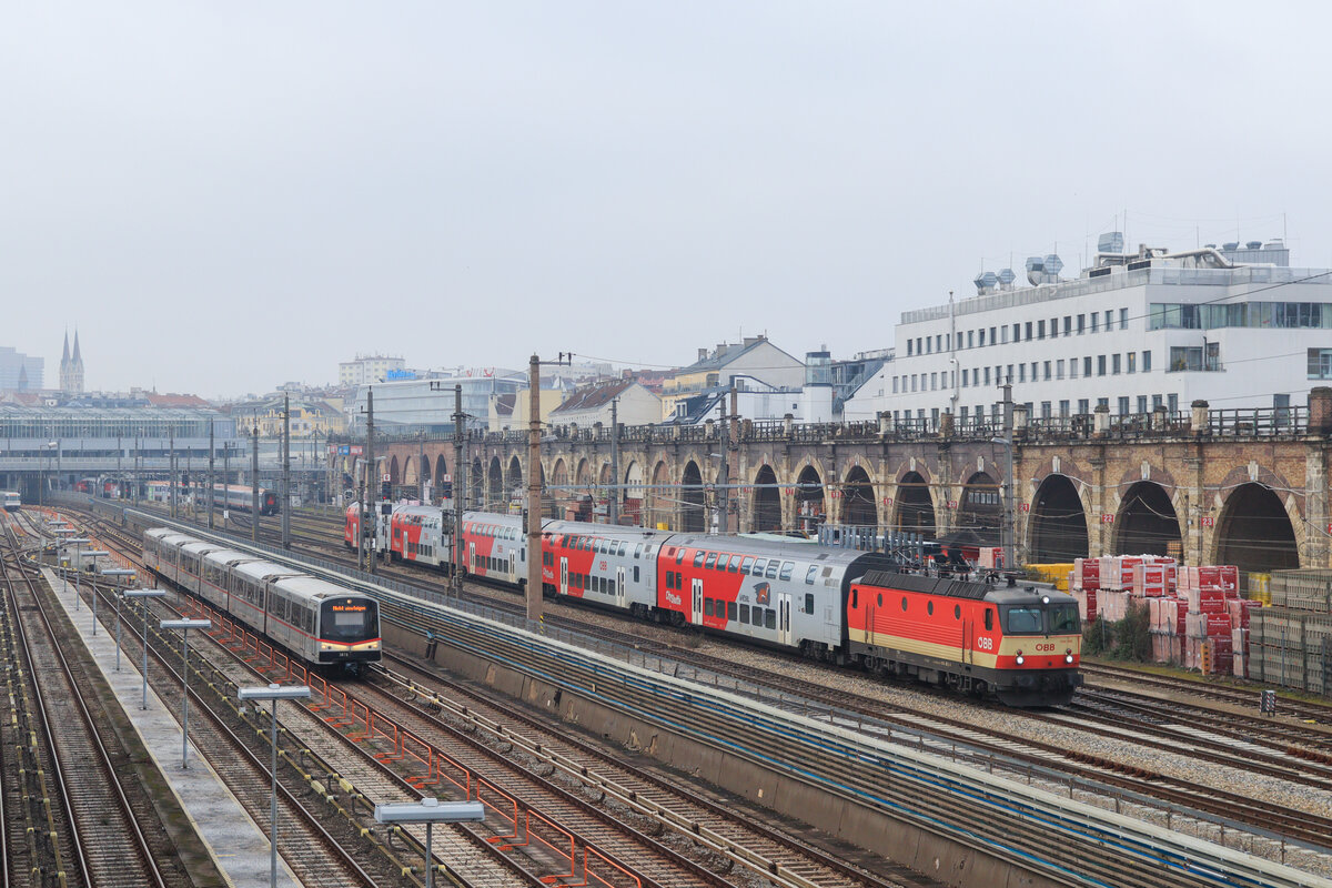 1144 092 mit einer Dosto Garnitur am Weg nach Krems aufgenommen beim Ippish Steg am 09.02.2021
