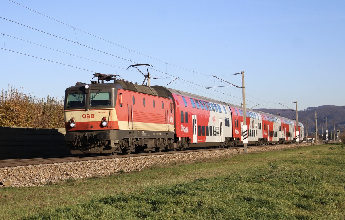 1144 092 zieht ihre Altlack-Doppelstockgarnitur Richtung Krems/Donau. Das Foto wurde am 12.11.2022 in Muckendorf-Wipfing aufgenommen. 