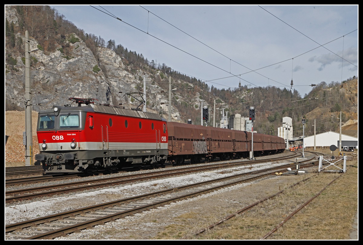 1144 094 mit Güterzug in Peggau - Deutschfeistritz am 10.03.2020.