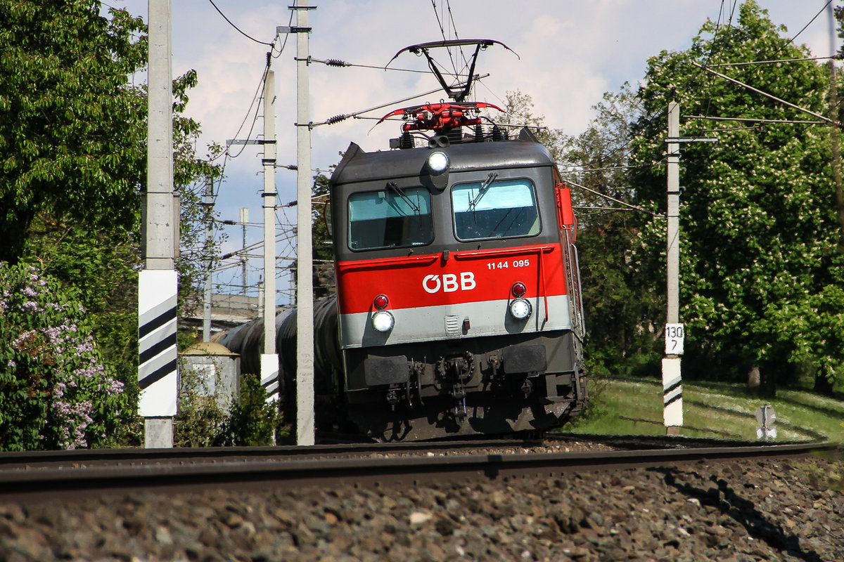 1144 095-7 rauscht aus Klagenfurt Richtig Villach ab. Bild vom 8 Mai 2016 in der nähe des Wörthersees gespechtet.