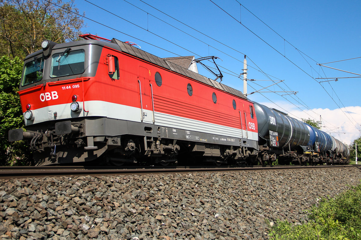 1144 095-7 rauscht aus Klagenfurt Richtig Villach ab. Bild vom 8 Mai 2016 in der nähe des Wörthersees gespechtet.