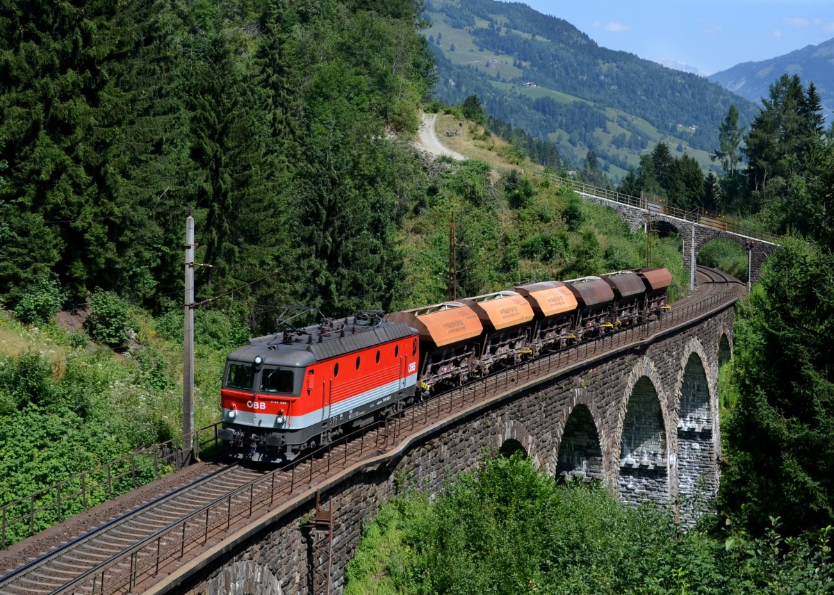 1144 095 mit einem kurzen Gterzug am 04.08.2013 am Hundsdorfer-Viadukt bei Bad Hofgastein.