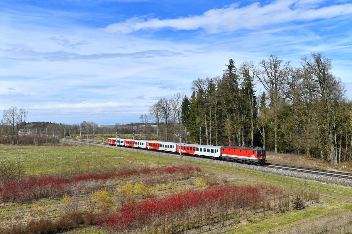 1144 095 mit einem REX am 30.03.2018 bei Zell an der Pram. 