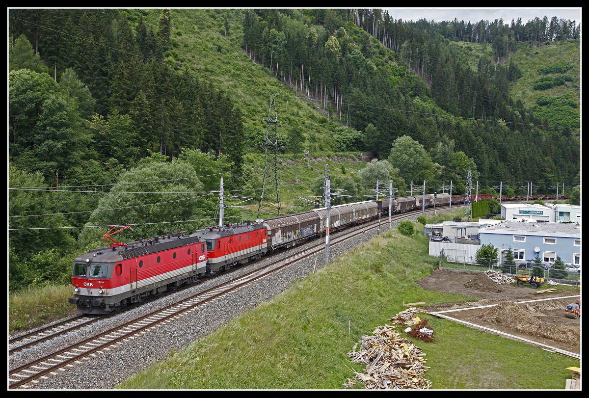 1144 096 + 1144 275 mit Güterzug bei Kaisersberg am 30.06.2020.