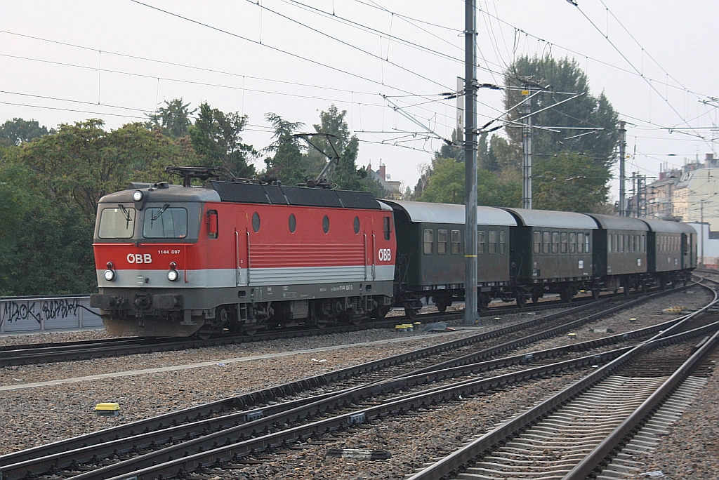 1144 097-3 als LP 35406 am 05.Oktober 2014 bei der Einfahrt in den Bf. Praterstern.