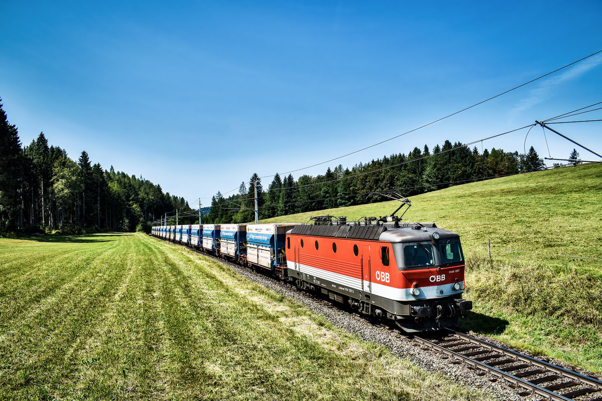 1144 097-3 fährt mit einem Güterzug in Richtung Jesenice, bei Schlatten, nahe Rosenbach vorüber.
Aufgenommen am 28.8.2018.