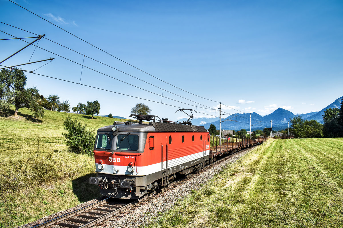 1144 097-3 fährt mit einem Güterzug in Richtung Fürnitz, bei Schlatten nahe Rosenbach vorüber.
Aufgenommen am 28.8.2018.