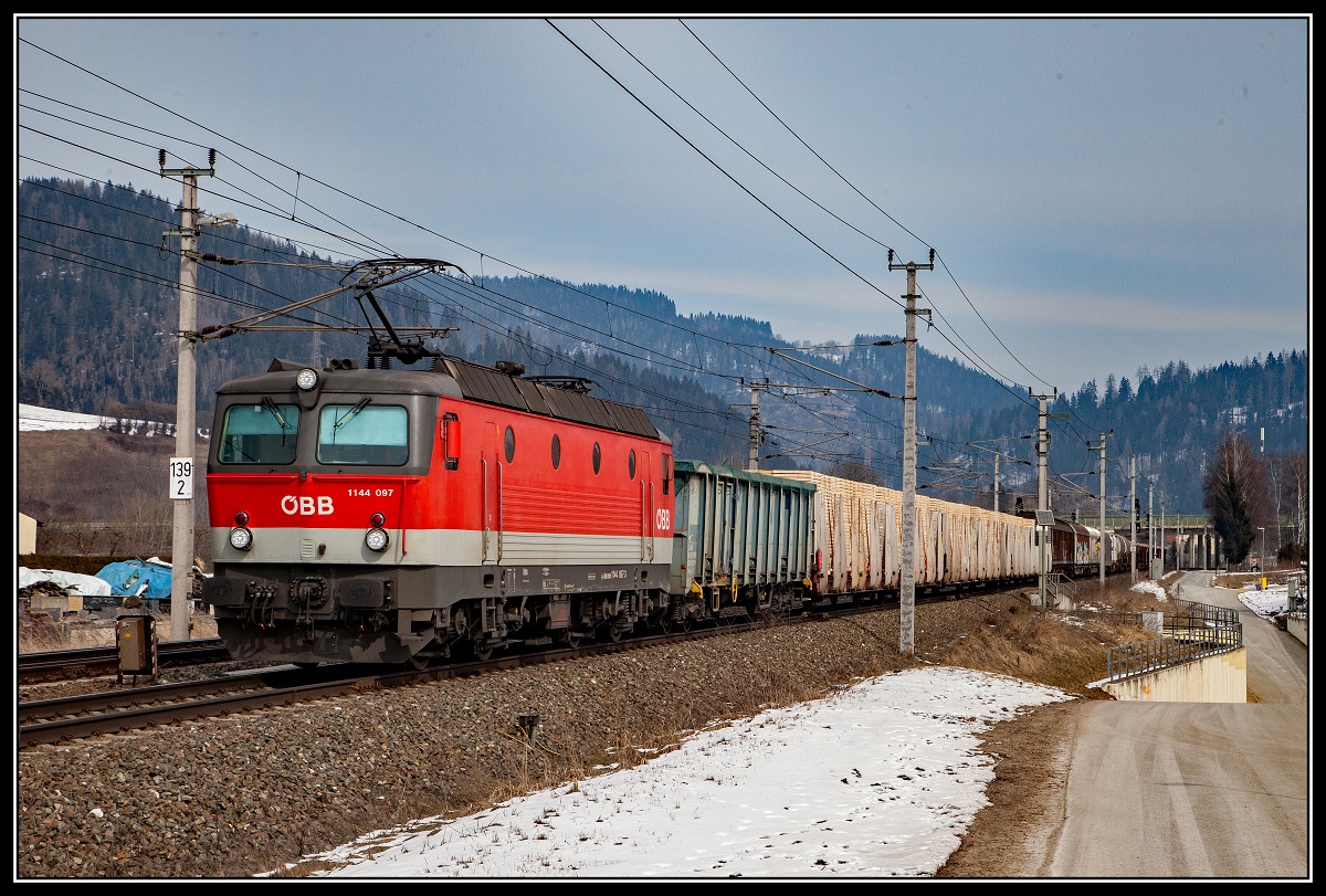 1144 097 mit Güterzug bei Kindberg am 1.03.2018.