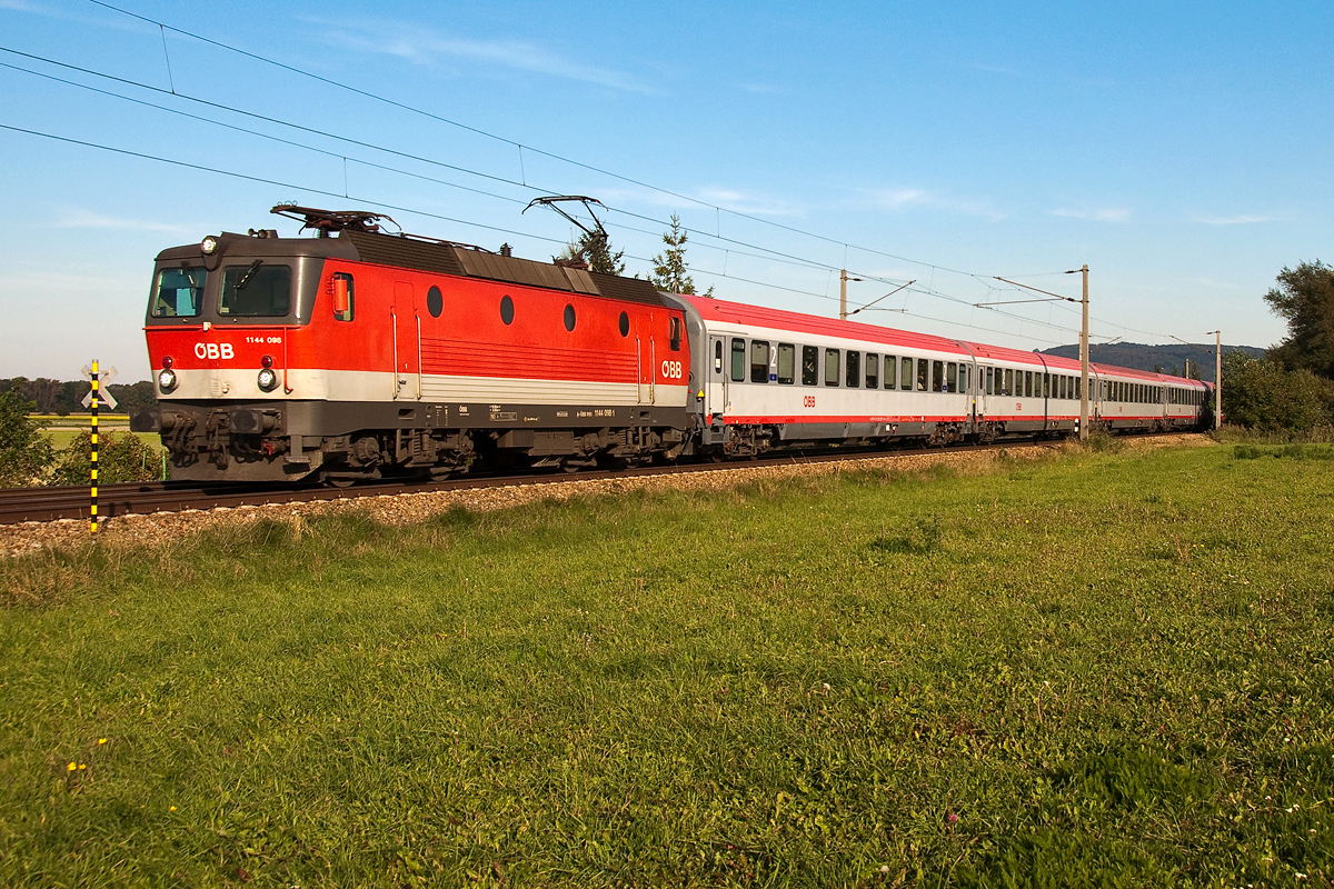1144 098 fhrt mit REX 2110 von Wien FJB nach Gmnd N. Muckendorf-Wipfing, am 04.10.2013.