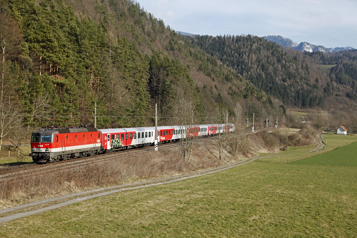 1144 098 schiebt am 27.02.2014 Zug 4031 bei Pernegg Richtung Süden.