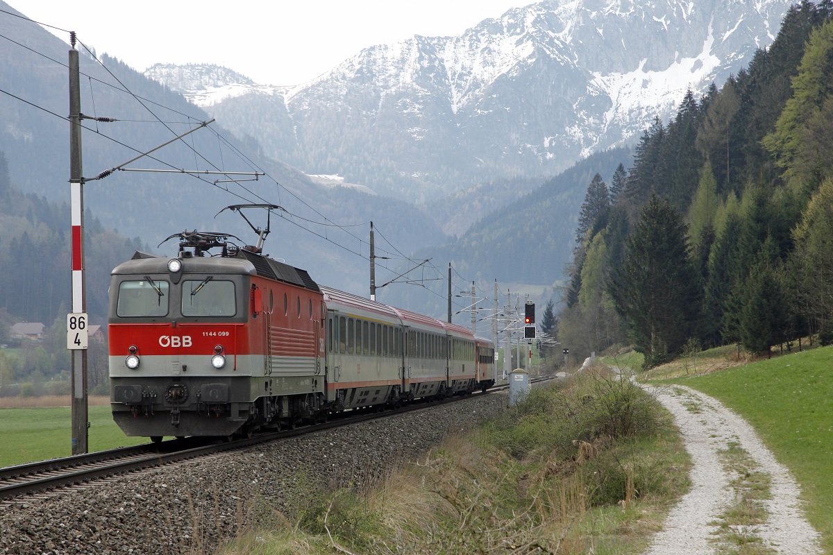 1144 099 hat mit IC502 soeben den Bahnhof Spital am Pyhrn verlassen. Das Bild entstand am 12.04.2016.