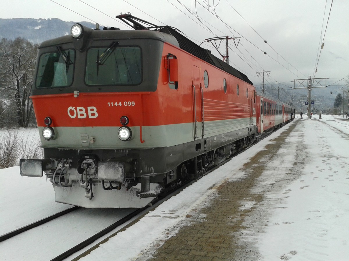 1144 099 mit R 4863 (Lienz - Spittal-Millstättersee) beim Halt in Greifenburg-Weißensee, 6.2.2015
