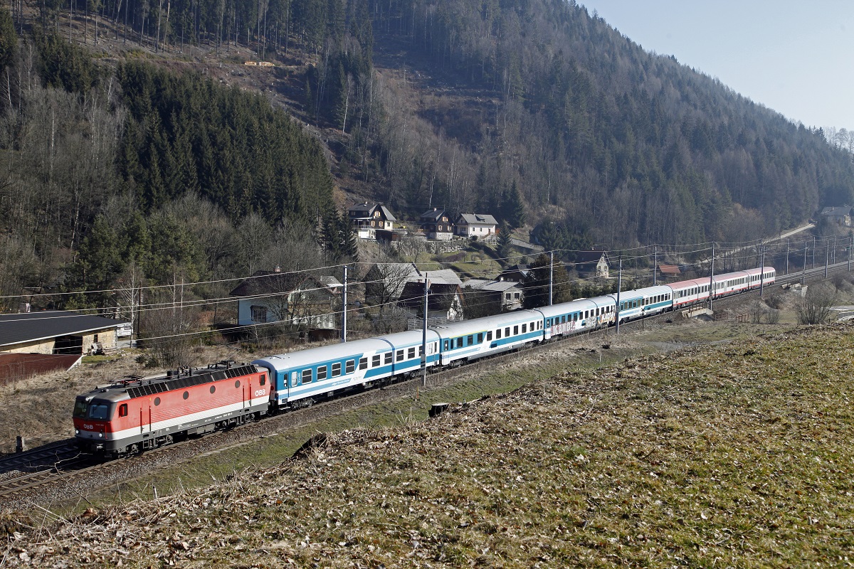 1144 100 mit EC151 wird bald den Bahnhof Mürzzuschlag erreichen. Das Bild entstand am 18.03.2016.