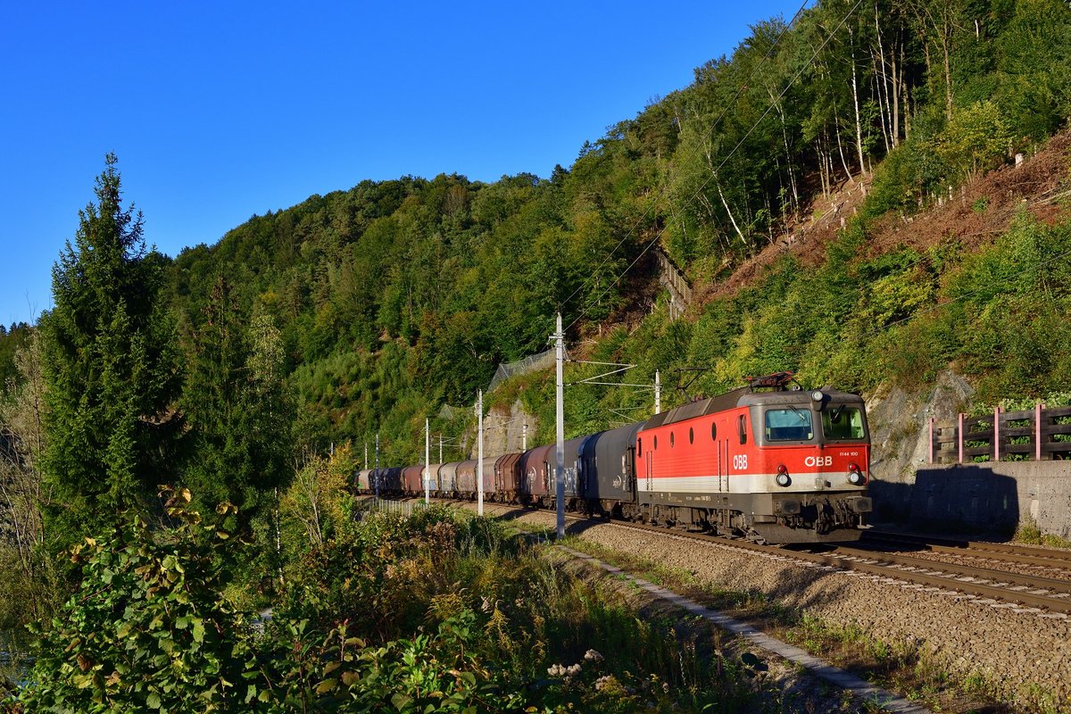 1144 100 mit einem Stahlzug am 18.09.2019 bei Ingling.