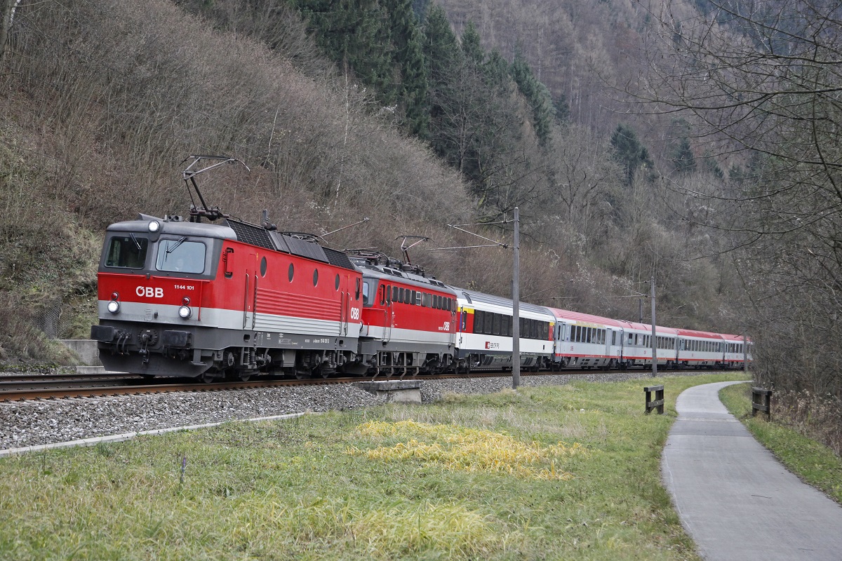 1144 101 + 1142 673 mit EC164 nahe Mixnitz-Bärenschützklamm am 11.12.2014.