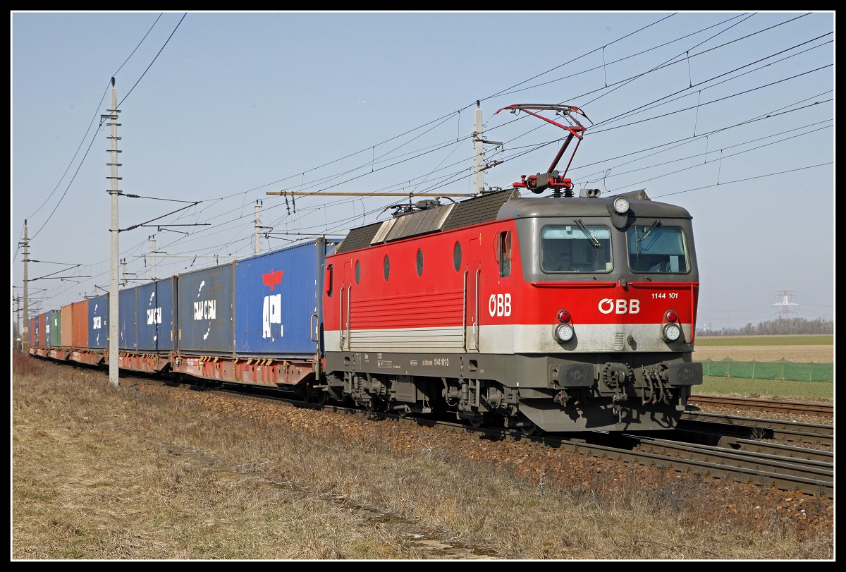 1144 101 mit Güterzug bei Gramatneusiedl am 27.02.2019.