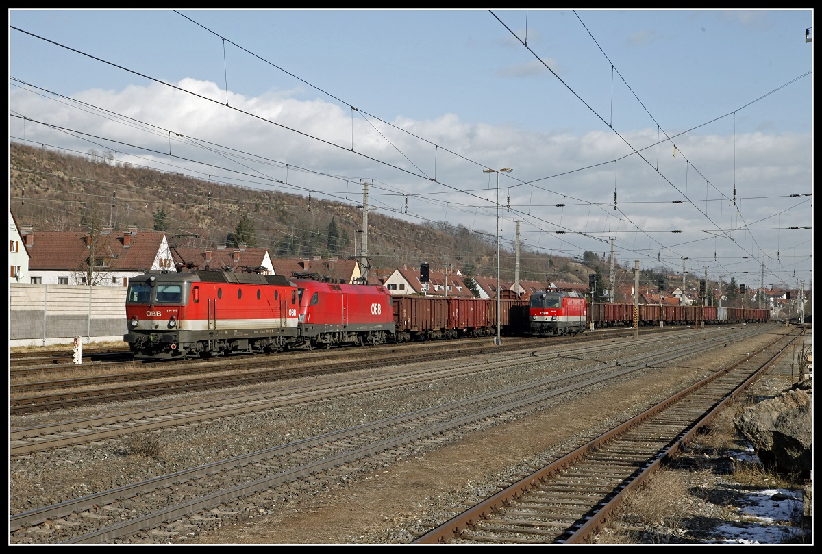 1144 103 + 1116... mit Güterzug fahren am 27.01.2020 in der Bahnhof Kapfenerg ein, während die 1144 257 am Nebengleis auf die Ausfahrt Richtung Semmernig wartet.