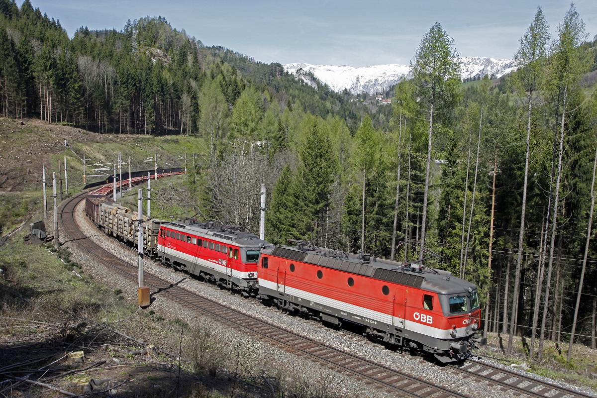 1144 103 + 1142 625 mit Güterzug bei Breitenstein am 25.04.2017.