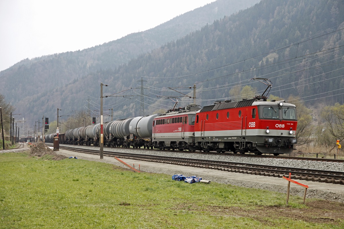 1144 104 und 1142 636 ziehen am 26.03.2014  bei Mixnitz-Bärenschützklamm einen Güterzug Richtung Norden.