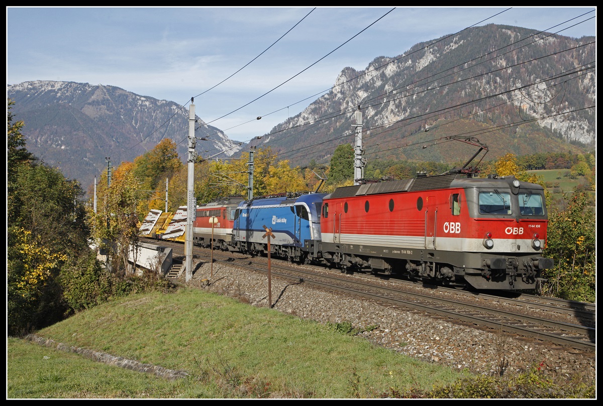 1144 106 + 1216 233 + 1142 621 ziehen am 22.10.2019 einen Güterzug auf dem Payerbachgrabenviadukt Richtung Semmering.