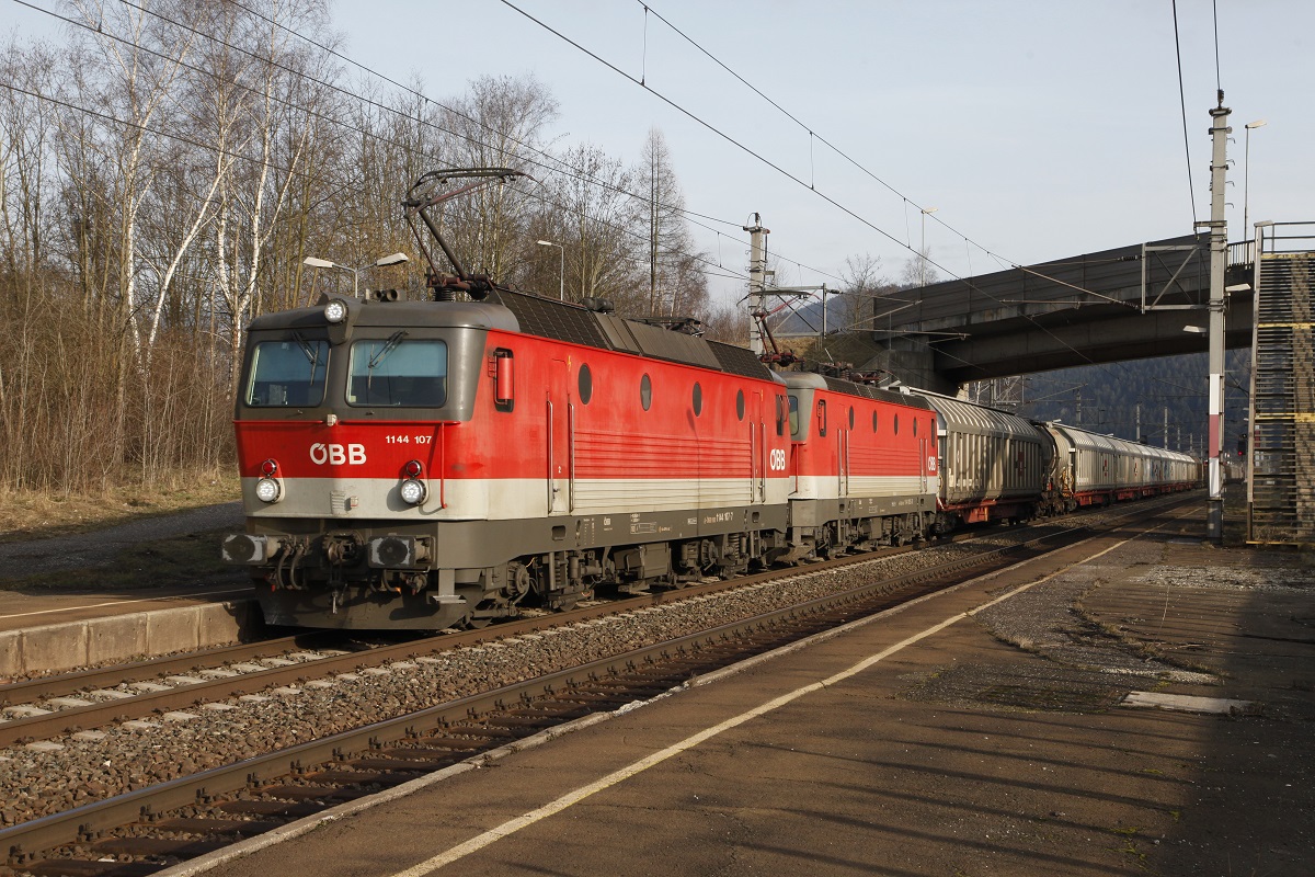 1144 107 + 1144... fahren am 21.02.2014 mit einem Güterzug durch die ehemalige Haltestelle Oberaich.
