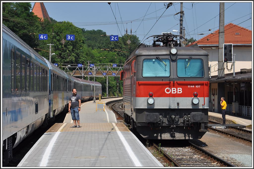 1144 107 wird von der slowenischen Lok vom EC151 abgezogen und rollt stromlos zurück in den Wechselstrombereich des Bahnhofs Spielfeld-Strass. (01.07.2015)