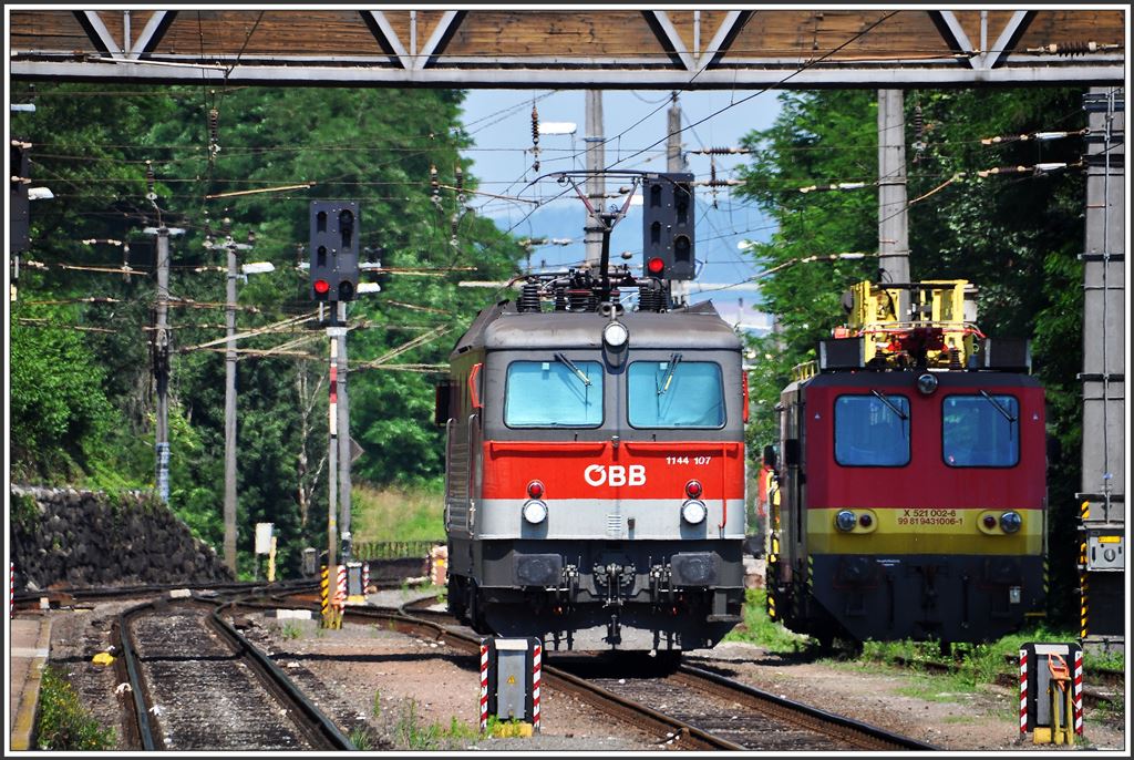 1144 107 und X521 002-6 in Spielfeld-Strass. (01.07.2015)